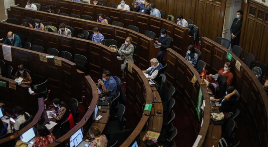 CC: Comunas autónomas y limitación a reelección de alcaldes en propuesta