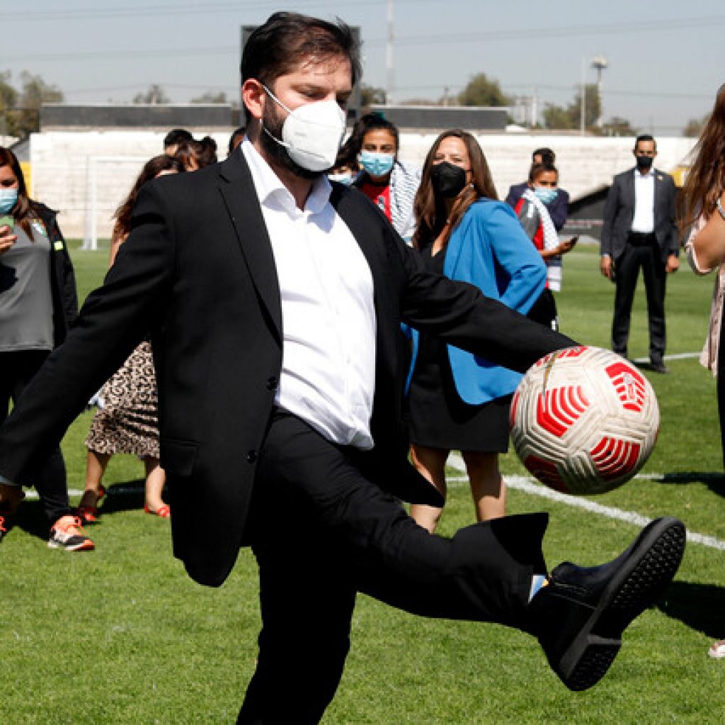 Presidente Boric promulgó la ley que profesionaliza el fútbol femenino en Chile