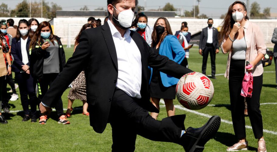 Presidente Boric promulgó la ley que profesionaliza el fútbol femenino en Chile