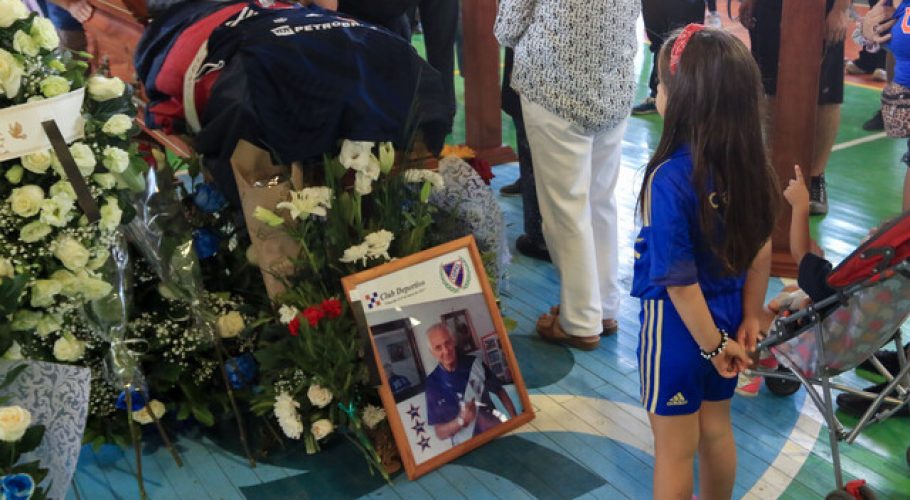 Jugadores de la 'U' y Luis Roggiero se despidieron de Leonel Sánchez en Recoleta