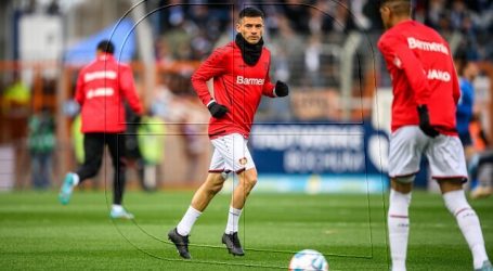 Bundesliga: Aránguiz colabora con asistencia en goleada del Bayer Leverkusen