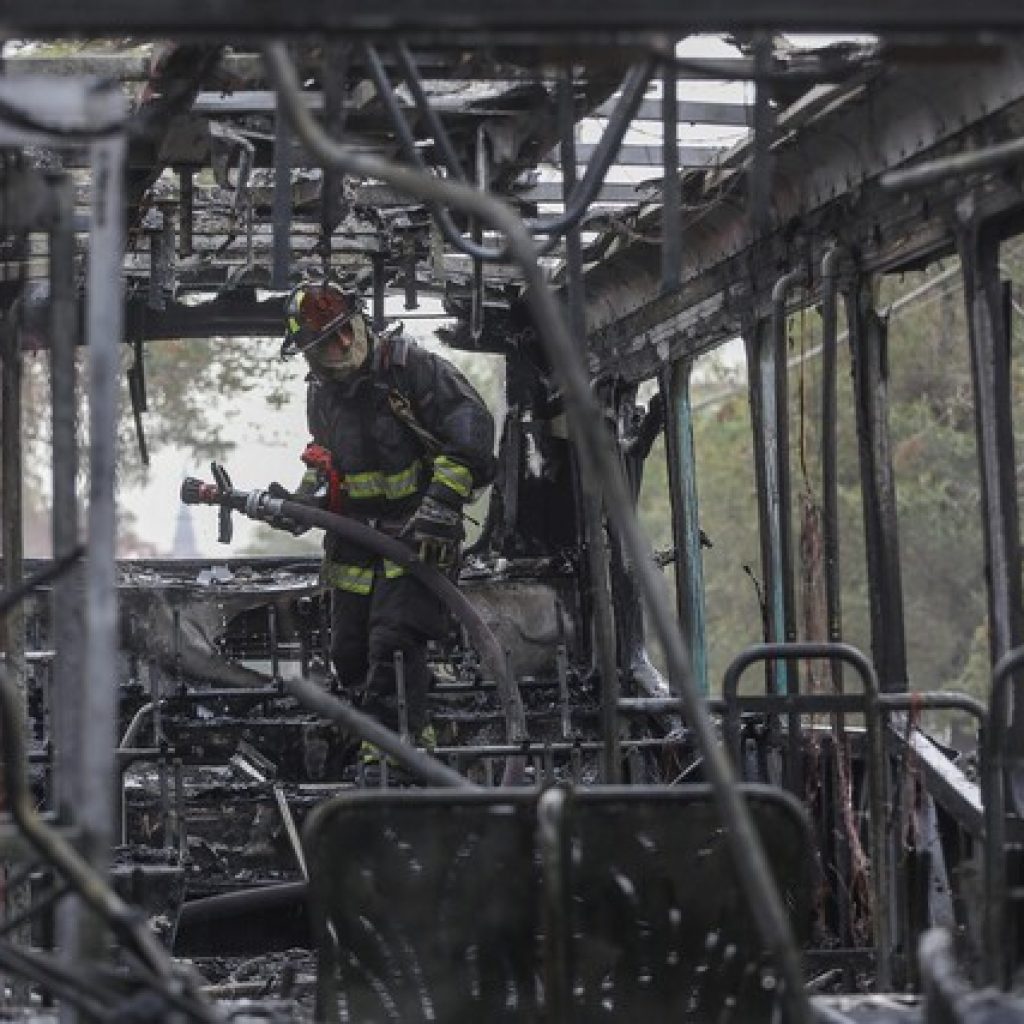 Bus del Transantiago fue quemado al exterior del INBA