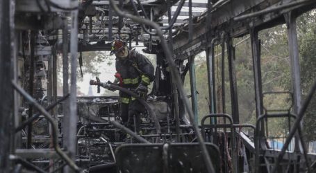 Bus del Transantiago fue quemado al exterior del INBA