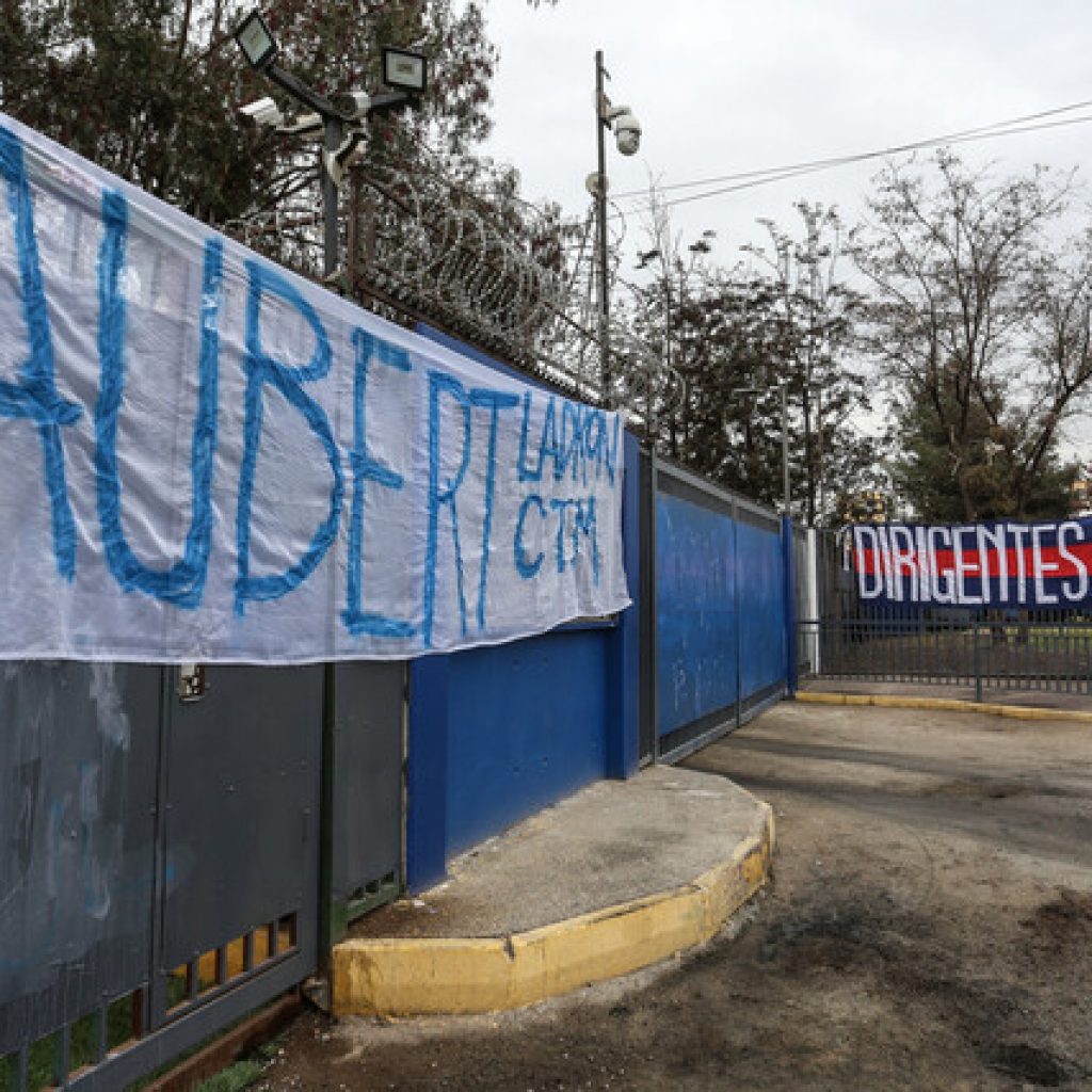 Hinchas de Universidad de Chile dejan rayados en el CDA