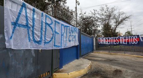 Hinchas de Universidad de Chile dejan rayados en el CDA