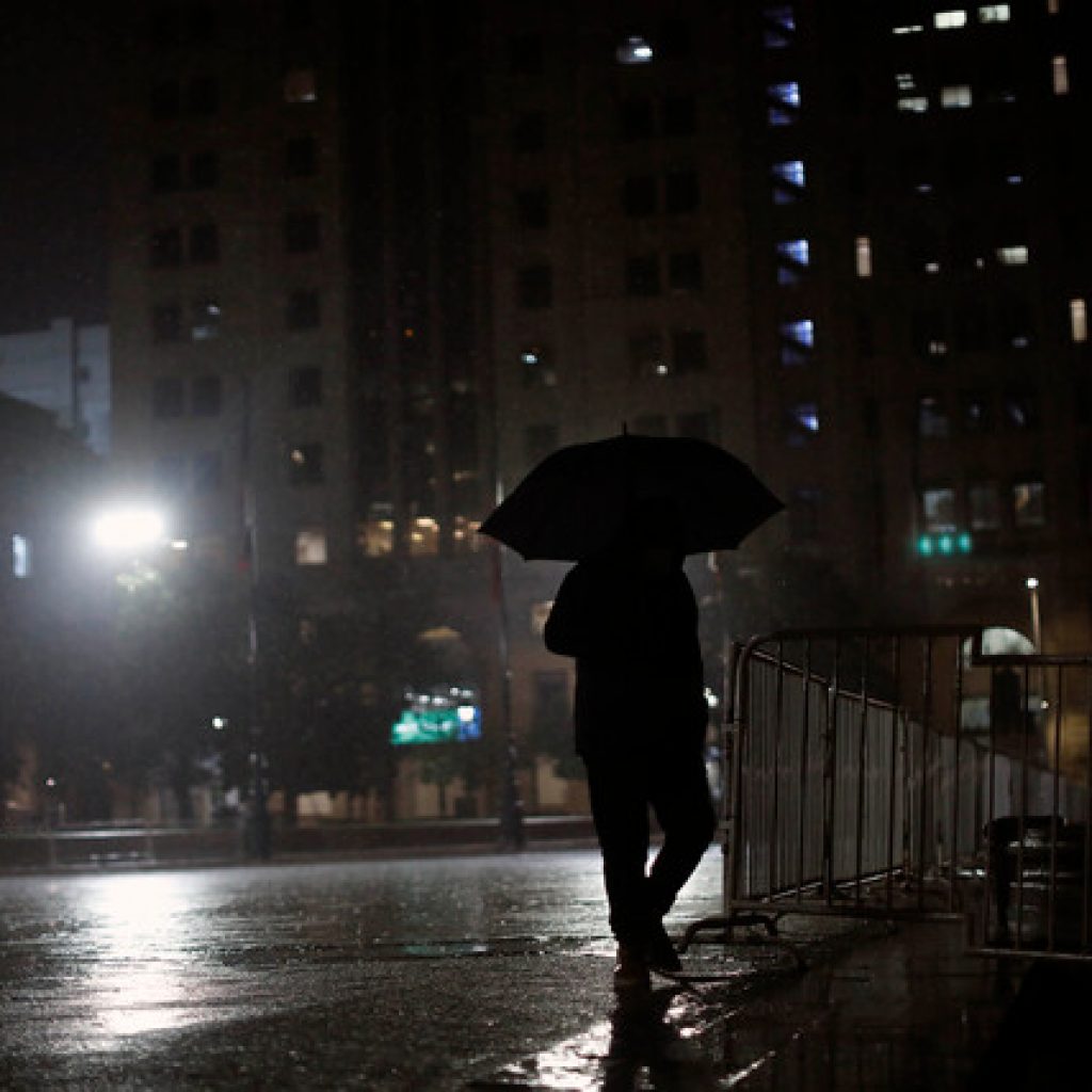 40 mil hogares sin luz deja el paso de sistema frontal en Santiago