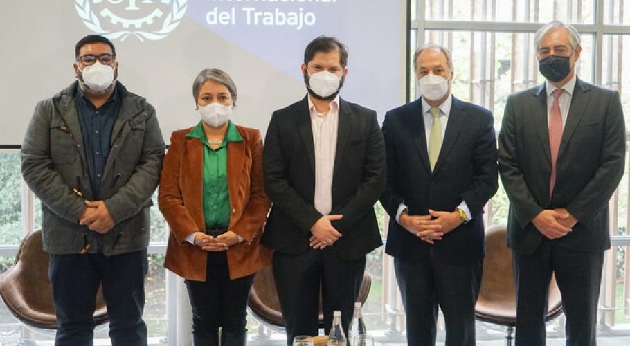 Presidente Boric aboga por eliminar sistema "donde uno se salva solo"