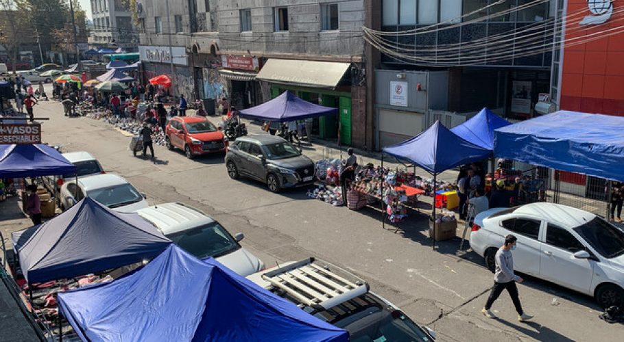 Aduanas, PDI y comerciantes piden no comprar a "ambulantes" en "Día de la Madre"