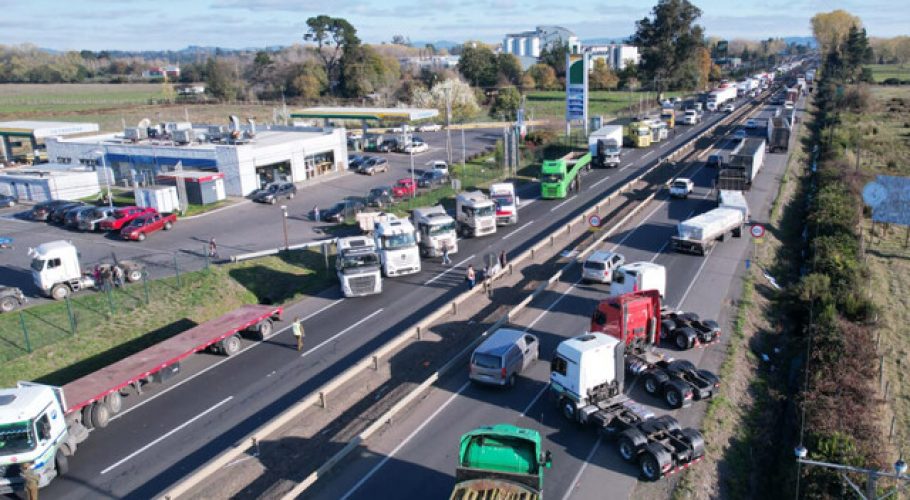 Camioneros mantienen movilización y se declaran "en estado de alerta"