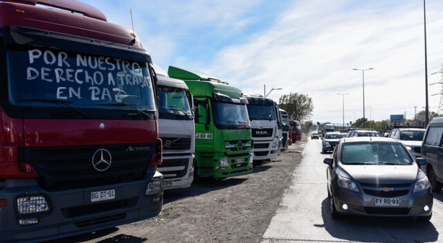 Paro de camioneros extiende tacos en la Ruta 5 y caminos hacia Bio-Bío