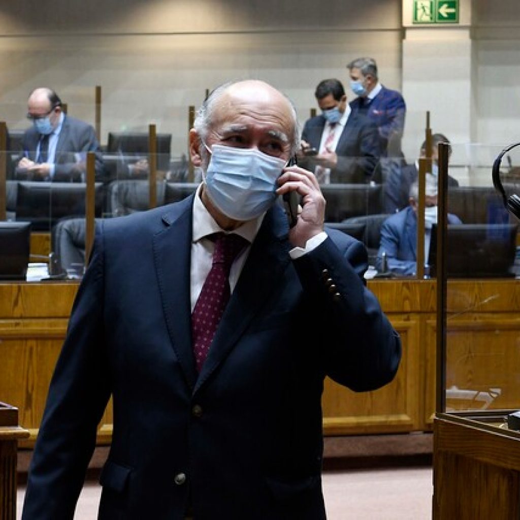 Senador Iván Flores sufre accidente y queda internado en la Clínica Las Condes