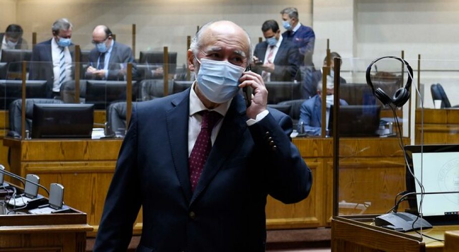 Senador Iván Flores sufre accidente y queda internado en la Clínica Las Condes