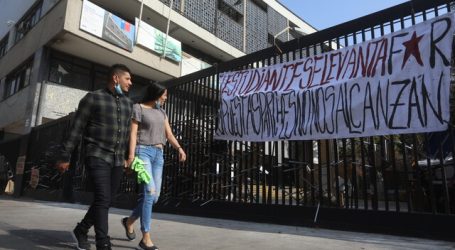 Estudiantes bloquean acceso del Instituto Nacional en señal de toma