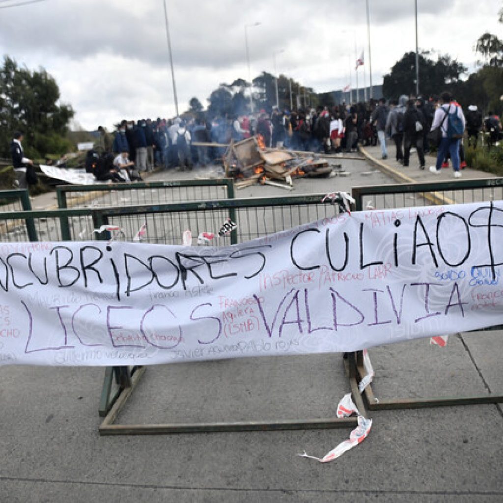 Estudiantes secundarios de Valdivia realizan protesta en la ciudad contra abusos