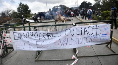 Estudiantes secundarios de Valdivia realizan protesta en la ciudad contra abusos