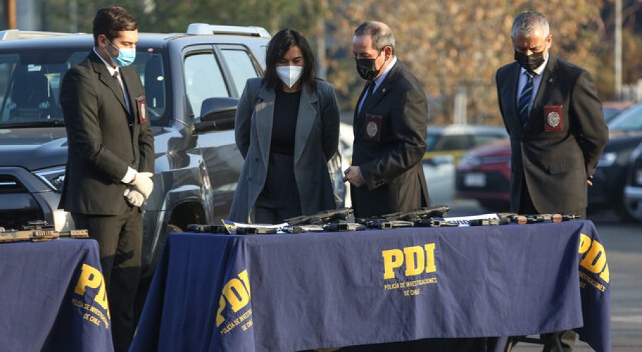 Ministra Siches supervisa operativos PDI con incautación de armas y drogas