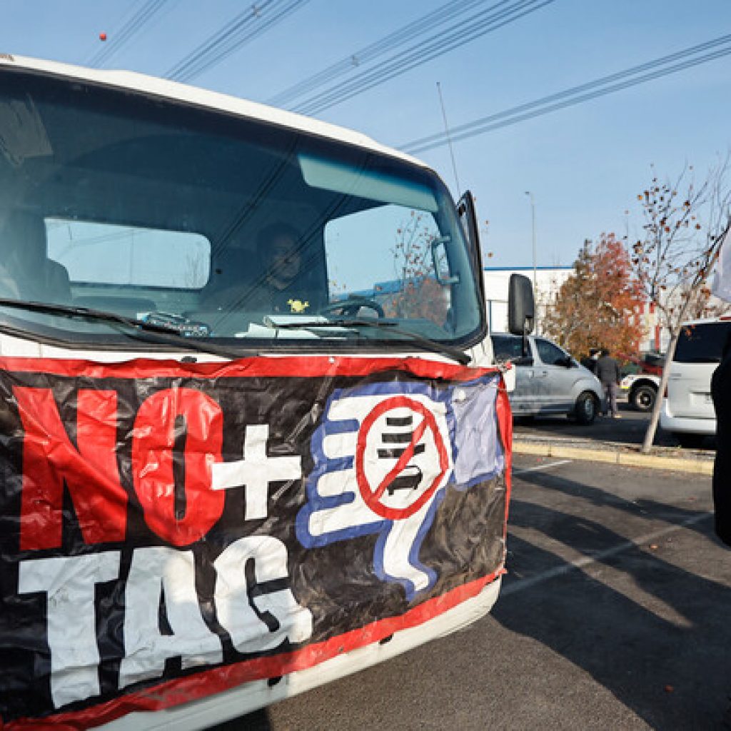 Transportistas y taxistas intentaron bloquear acceso al Aeropuerto de Santiago