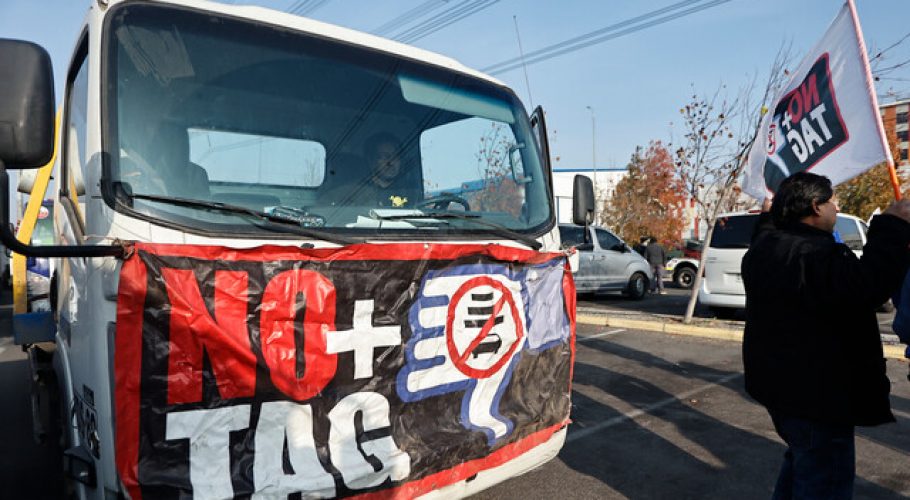 Transportistas y taxistas intentaron bloquear acceso al Aeropuerto de Santiago