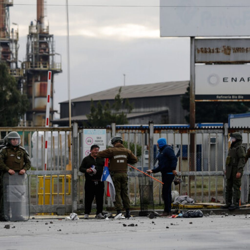 Carabineros desaloja acceso a planta ENAP en Hualpén y detiene a 11 personas