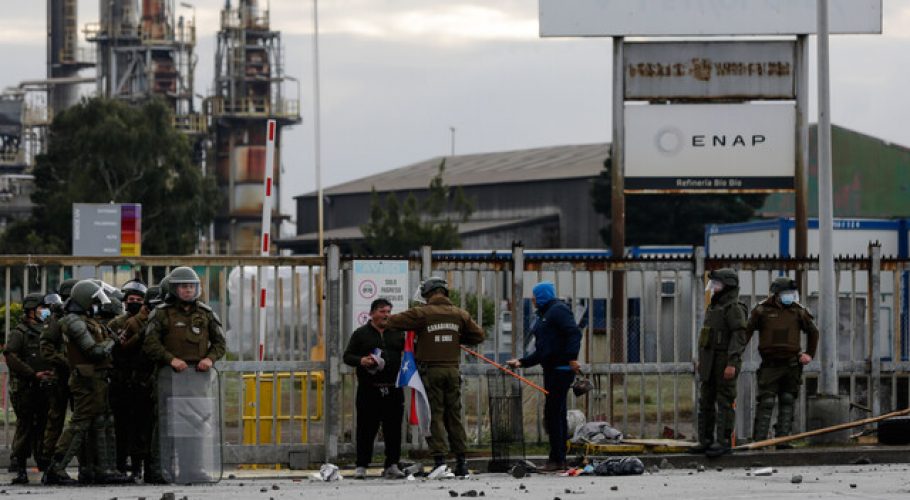 Carabineros desaloja acceso a planta ENAP en Hualpén y detiene a 11 personas