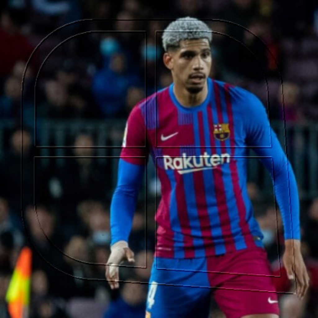 Jugador del Barça Ronald Araujo trasladado a hospital al sufrir una 'conmoción'