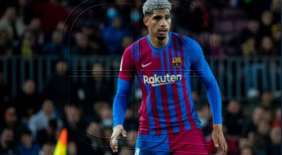 Jugador del Barça Ronald Araujo trasladado a hospital al sufrir una 'conmoción'