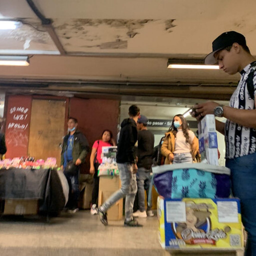 Carabineros revela "coordinación" entre vendedores ambulantes en Metro