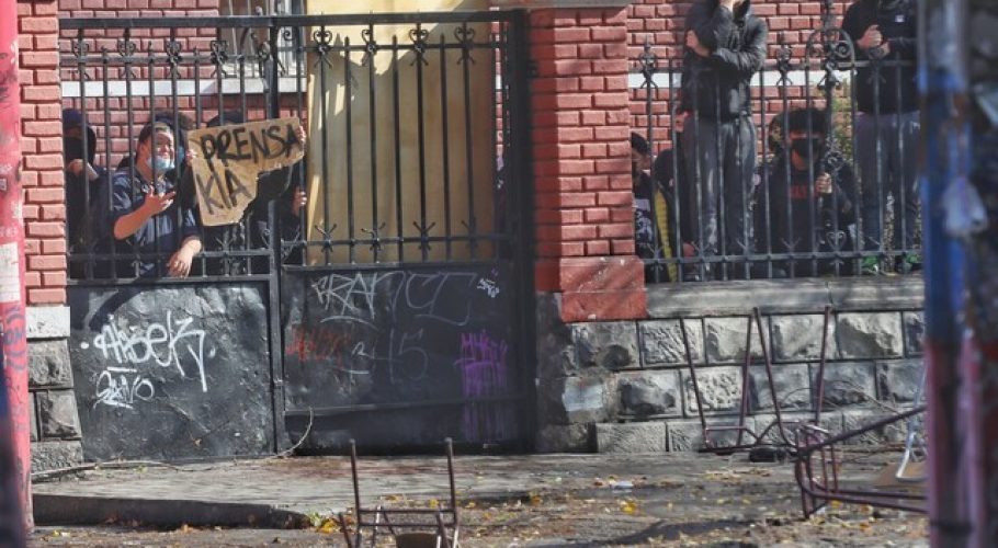 Liceos emblemáticos: Queman bus en San Diego y furgón frente al INBA