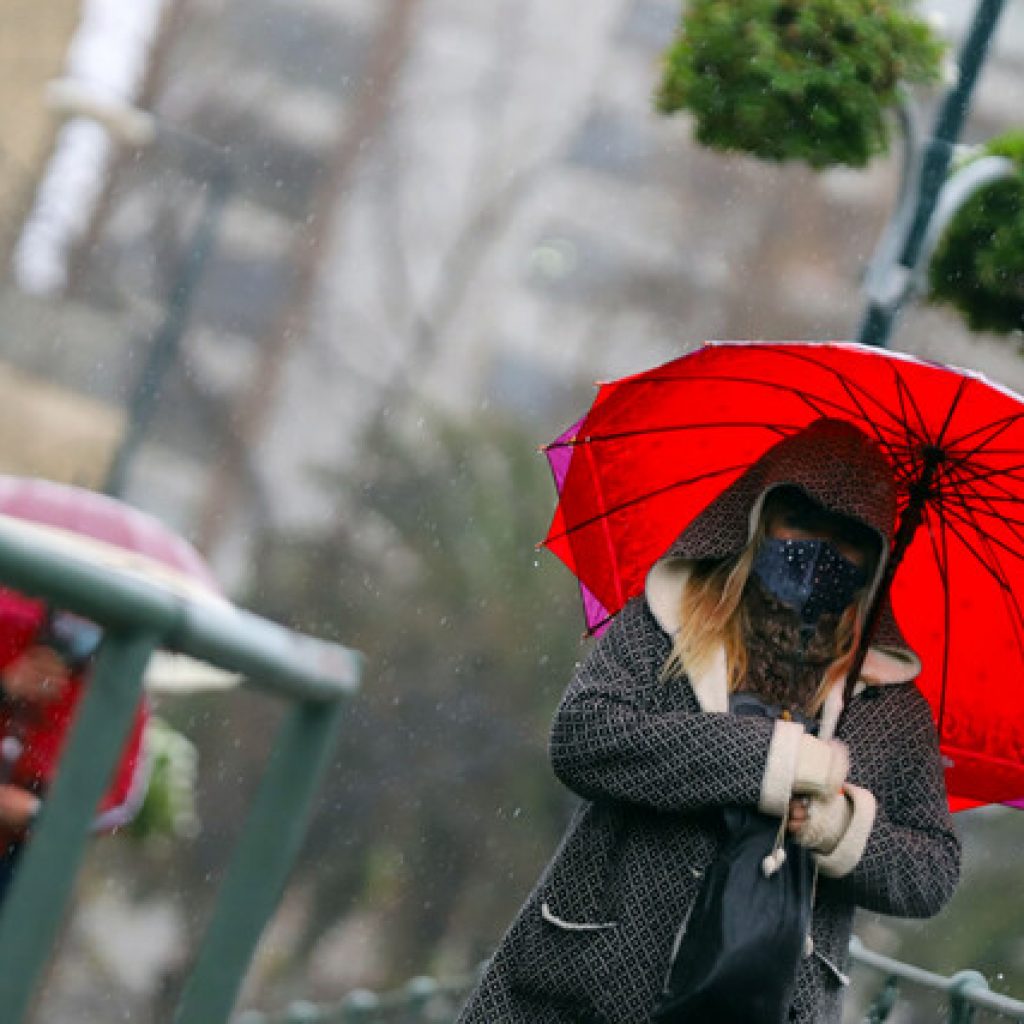 Lluvias afectan a la Región Metropolitana este viernes y ONEMI activa alerta